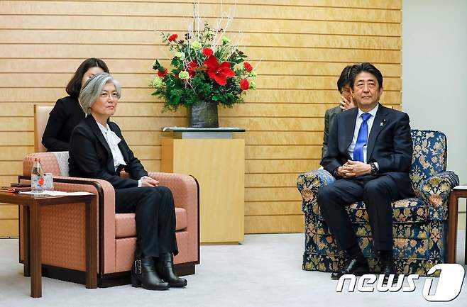 강경화 외교부 장관과 아베 신조 일본 총리. © AFP=뉴스1