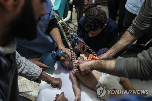 시리아 동구타의 공습 현장에서 구조한 아기에게 소생술을 하는 의료진 [EPA=연합뉴스]