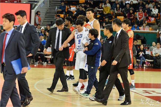 프로농구 전주 KCC 이정현이 7일 오후 서울 잠실학생체육관에서 열린 SK와의 경기 도중 발목을 다쳐 부축을 받고 벤치를 향해 걸어가고 있다 (사진 제공=KBL)