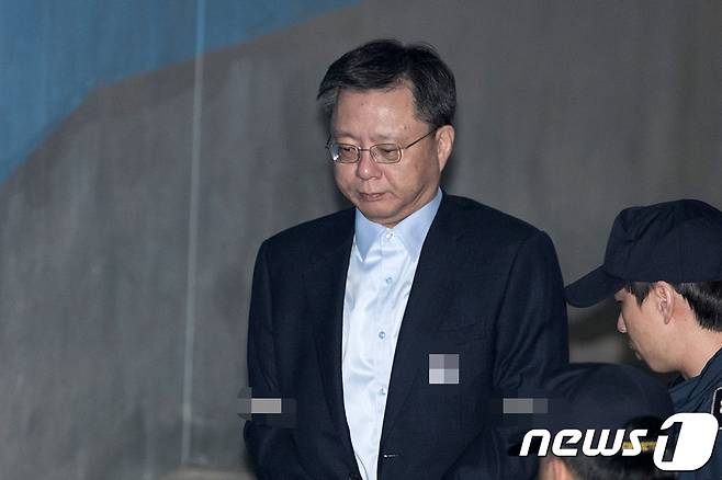직권남용 권리행사방해 혐의로 구속된 우병우 전 청와대 민정수석비서관이 8일 오전 서울 서초구 서울중앙지방법원에서 열리는 31회 공판에 출석하고 있다. 2018.1.8/뉴스1 © News1 이승배 기자