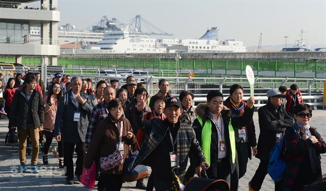 지난해 부산항 국제여객터미널로 크루즈를 타고 온 외국인들의 모습. 한국일보DB