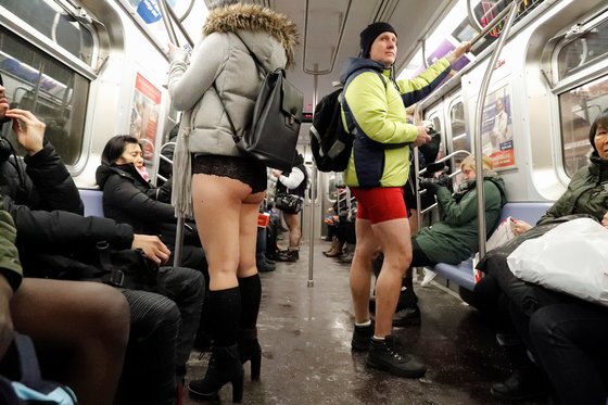 미국 뉴욕 "No Pants Subway Ride" 행사에 참여한 사람들. [로이터=연합뉴스]