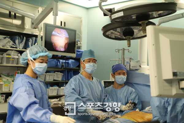 정동섭 교수가 하이브리드 부정맥 치료 수술을 하고 있다.