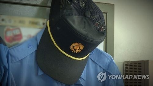 벽에 걸린 경비원 모자와 근무복. [연합뉴스TV 제공]