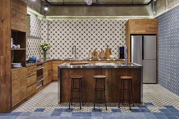 빈티지 티크 우드와 어우러져 유니크한 인테리어를 완성하는 키엔호 타일. (정면 'A121' / 우측 'MAYA' / 바닥 'S-Moorish', 'S4030'). / 키엔호 제공