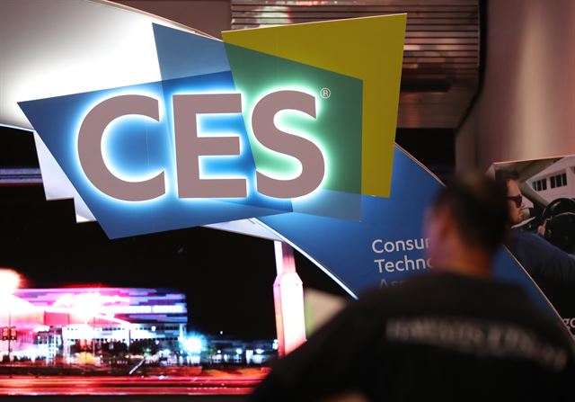 세계 최대 전자제품 전시회 ‘국제전자제품박람회(CES) 2018’ 개막을 이틀 앞둔 7일(현지시간) 주요 전시장인 라스베이거스 컨벤션센터(LVCC) 입구에서 업체 관계자들이 분주히 움직이고 있다. 라스베이거스=연합뉴스