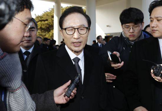 사진 = 지난 1일 현충원 참배 후 취재진 질문에 답하는 이명박 전 대통령. 뉴시스