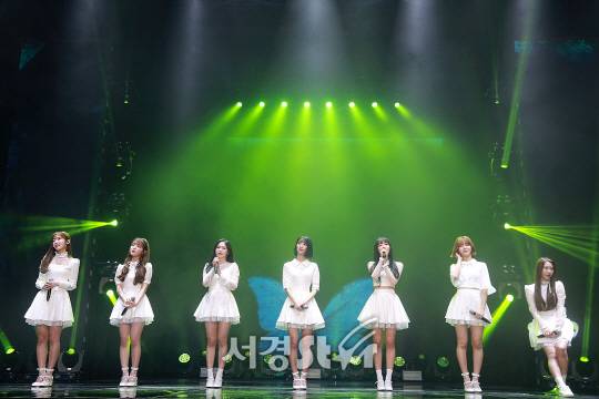 오마이걸(Oh My Girl) 멤버 아린, 승희, 효정, 비니, 유아, 미미, 지호가 9일 오후 서울 중구 메사 빌딩 10층 명동 신세계 메사홀에서 열린 다섯 번째 미니앨범 ‘비밀정원’ 쇼케이스에 참석해 무대를 선보이고 있다.