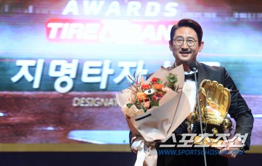 2017시즌 프로야구 포지션별 최고 선수를 가리는 '2017 KBO 골든글러브 시상식'이 13일 오후 서울 삼성동 코엑스 오디토리움에서 열렸다. 지명타자 부문 골든글러브를 수상한 LG 박용택이 수상소감을 말하고 있다. 삼성동=최문영 기자 deer@sportschosun.com /2017.12.13/