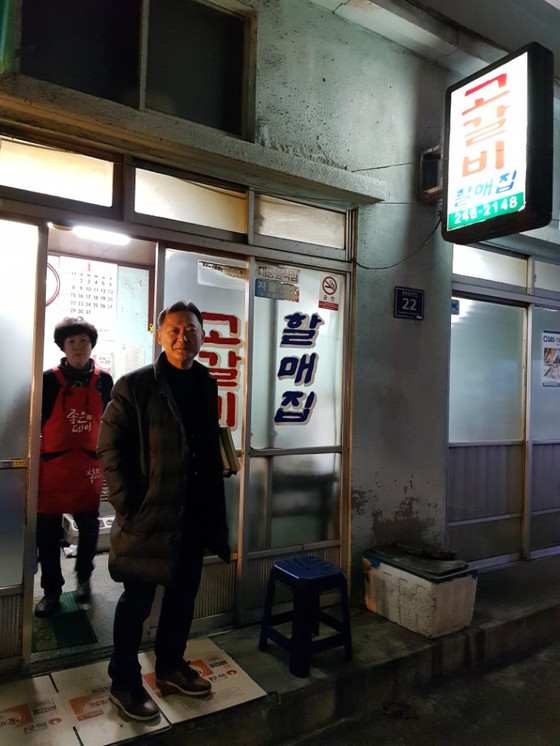 김상준 혜광고 28기 동기회장이 박종철 열사가 자주 다니던 고갈비 집을 지난 4일 찾았다. 이은지 기자