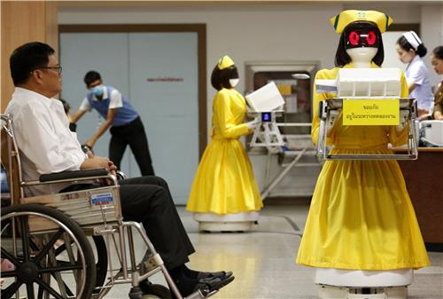 방콕의 한 종합병원에 등장한 로봇 간호사. 방콕 EPA=연합뉴스