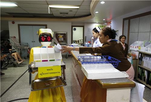 9일(현지시간) 태국 방콕의 한 종합병원에서 간호사 복장을 착용한 로봇이 서류를 전달하기 위해 이동하고 있다. 방콕 EPA=연합뉴스