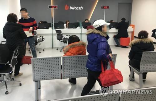 가상화폐 '거래소 폐지' 방침 … 붐비는 고객센터 (서울=연합뉴스) 한종찬 기자 = 박상기 법무부 장관이 가상화폐 거래가 매우 위험하므로 거래소 폐쇄를 포함한 강력한 대응 조치를 준비 중이라고 밝힌 11일 오후 서울 시내 한 비트코인 거래소 고객센터가 붐비고 있다. saba@yna.co.kr