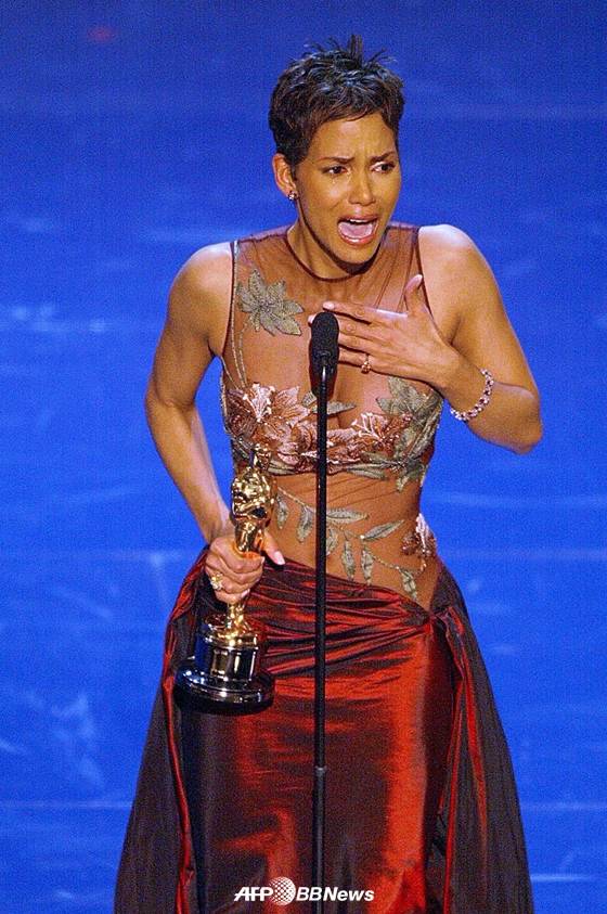 2002년 아카데미 시상식에서 여우주연상을 수상한 할리 베리 /AFPBBNews=뉴스1