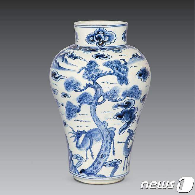 백자청화십장생문호 白磁靑畵十長生文壺, White Porcelain Jar in Underglaze Blue, 25.5×41(h)cm, 19세기. 케이옥션 제공 © News1