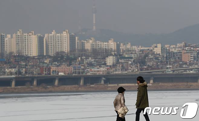 한파가 물러가고 미세먼지 수치가 '나쁨' 수준을 보인 14일 오후 서울 서초구 반포한강공원에서 시민들이 마스크를 쓴 채 잰걸음을 옮기고 있다. 2018.1.14/뉴스1 © News1 오대일 기자