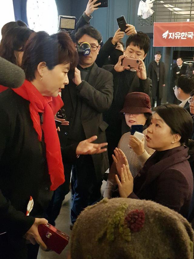 16일 서울 마포에서 열린 자유한국당 신년인사회를 찾은 류여해 전 최고위원. “당원이 아닌 사람은 나가달라”는 자유한국당 관계자와 이야기를 하고 있다. 정유경 기자
