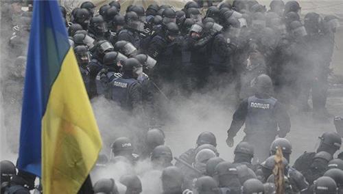 우크라이나 수도 키예프에서 16일(현지시간) 경찰과 시위대 간에 충돌이 벌어졌다. [리아노보스티=연합뉴스]