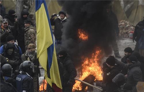 우크라이나 수도 키예프에서 16일(현지시간) 경찰과 시위대 간에 충돌이 벌어졌다. [타스=연합뉴스]