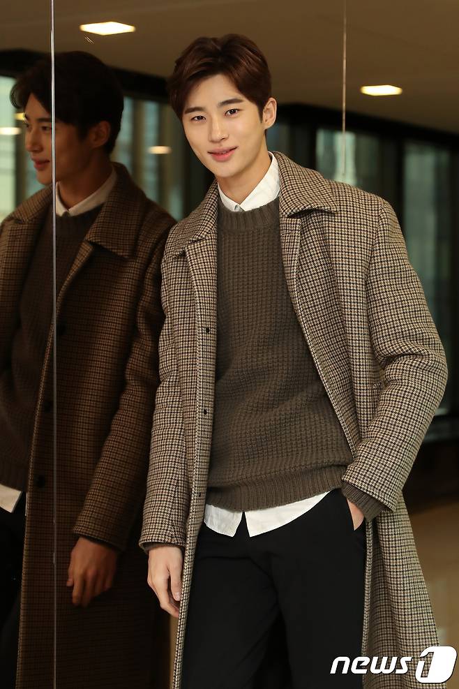 배우 변우석이 10일 서울 종로구 뉴스1 본사에서 인터뷰에 앞서 포즈를 취하고 있다. 2018.1.10/뉴스1 © News1 민경석 기자