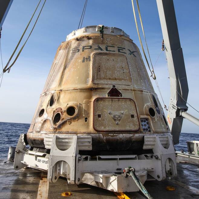 국제우주정거장을 출발해 미 캘리포니아 앞바다에 안착한 재활용 우주화물선 드래곤. 스페이스엑스 제공