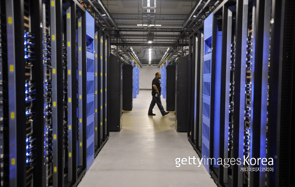 미국 노스캐롤라이나 주에 있는 페이스북의 데이터센터 내부의 모습. Photo by Rainier Ehrhardt/Getty Images