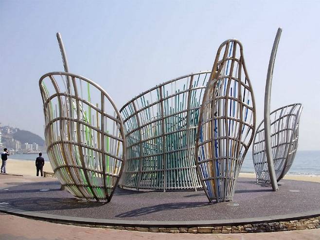 지난 2011년 부산 해운대해수욕장에 설치된 세계적인 거장 '데니스 오펜하임'의 설치 미술 '꽃의 내부' (사진=부산비엔날레조직위원회 제공)