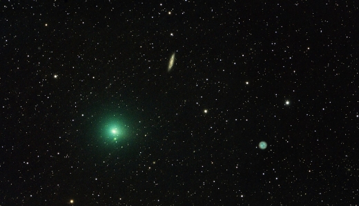 41P/Tuttle-Giacobini-Kresak 혜성의 사진 (사진에서 왼쪽 아래 녹색 공처럼 생긴 천체)
