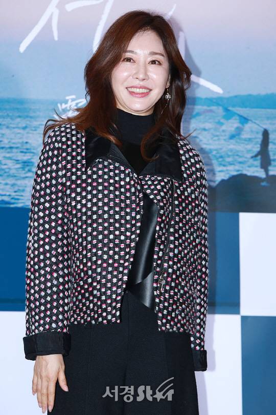 배우 김예령이 17일 오후 서울 광진구 자양동 롯데시네마 건대입구에서 열린 영화 ‘천화’ VIP시사회에 참석해 포토타임을 갖고 있다.