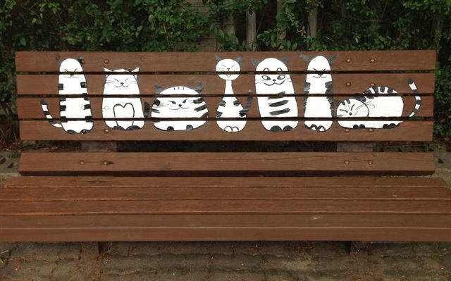 경기 고양시의 한 공원 벤치에 이 지역 고교 봉사동아리 회원들이 그린 고양이 그림.