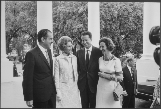 1969년 리처드 닉슨 전 미국 대통령 부부(왼쪽)를 만난 벨기에 5번째 왕인 보두앵 국왕과 파비올라 왕비.[위키피디아]