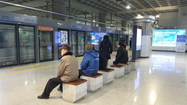 인천공항 1터미널역에서 2터미널역으로 이동하기 위해 공항철도를 기다리고 있는 어르신들. 강준완 기자 ​​​​​​​