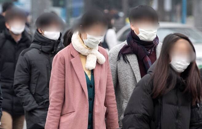 미세먼지 농도가 전 권역에서 '나쁨' 수준을 보인 18일 오전 서울 세종대로 광화문광장 인근에서 시민들이 마스크를 쓰고 발걸음을 재촉하고 있다./사진=뉴스1