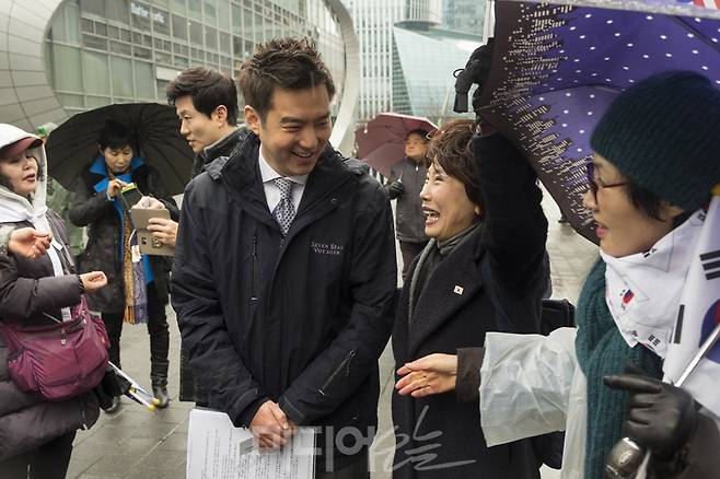 ▲ 김세의 MBC 기자(왼쪽)가 지난해 2월22일 서울 상암동 MBC 사옥 앞에서 열린 친박집회 지지 발언을 한 후 엄마부대 주옥순 대표 등과 기념촬영하고 얘기를 나누고 있다. 사진=이치열 기자 truth710@