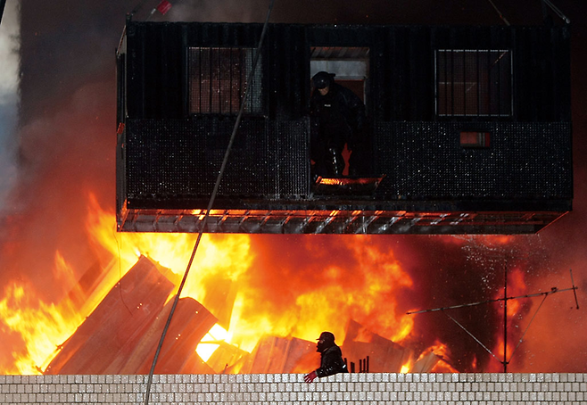 2009년 1월20일 철거민과 경찰의 대치가 이뤄지던 서울시 용산구 용산4구역 남일당 건물에 화재가 발생했다. © 사진=연합뉴스