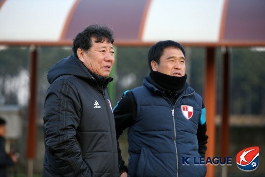 최만희 부산 아이파크 사장(왼쪽)은 당시 코치로 단일팀에 참가했다. 고 조진호 감독 역시 남북 축구단일팀 멤버였다. © News1