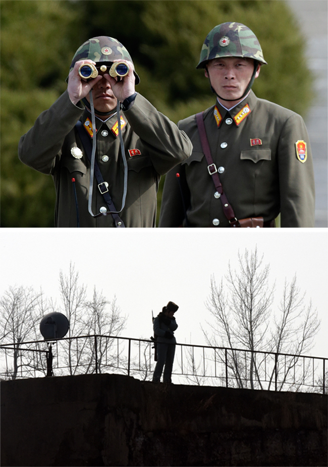 북한군 국경경비대원이 망원경으로 중국 쪽을 살피고 있다.