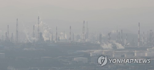 미세먼지 속 흐린 울산 석유화학공단 [연합뉴스 자료사진]