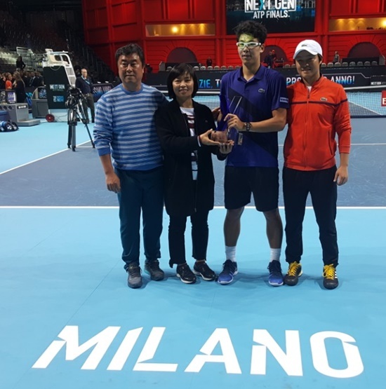 정현이 지난해 11월 이탈리아 밀라노에서 열린 2017 남자프로테니스(ATP) 넥스트 제너레이션 파이널스 우승 뒤 아버지 정석진(맨왼쪽)씨와 어머니 김영미씨와 포즈를 취하고 있다. 대한테니스협회 제공