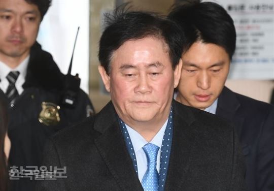 최경환 자유한국당 의원이 3일 오전 영장실질심사를 받기 위해 서초동 서울중앙지법으로 들어서고 있다. 신상순 선임기자