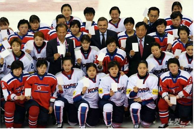 지난해 4월 ‘2017 국제아이스하키연맹(IIHF) 여자 세계선수권 디비전2 그룹A 대회’에서 남북 선수들이 경기 후 기념촬영을 한 모습. (사진=황진환 기자)