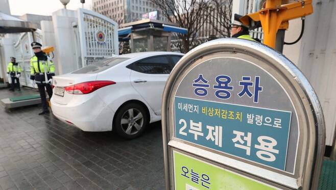 지난 15일 역사상 처음으로 차량 2부제와 대중교통 무료 정책을 시행한 서울. 백소아 기자 thanks@hani.co.kr