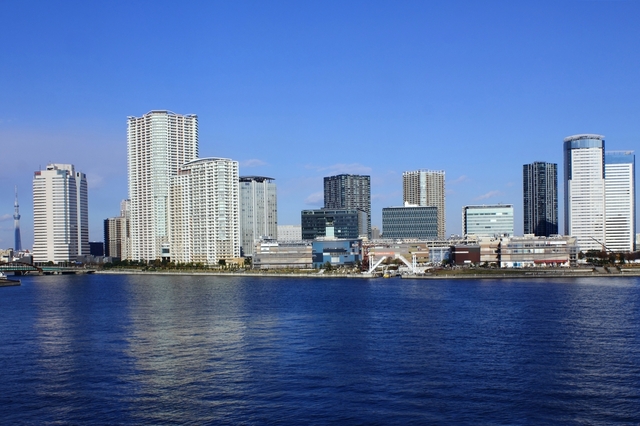 일본 도쿄 고토구 도요스에 고층 맨션과 상업용 빌딩이 늘어서 있다.