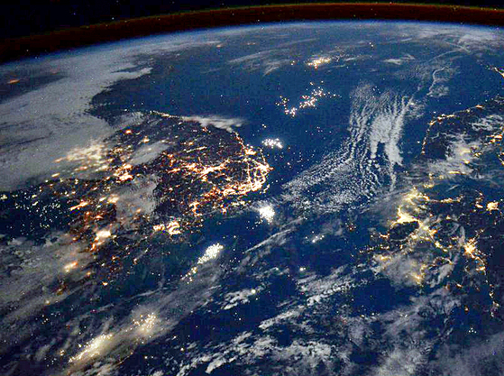 미국항공우주국(NASA) 랜디 브레스닉이 국제우주정거장(ISS)에서 찍은 한·일 야경 사진. [사진=랜디 브레스닉 트위터 캡처]