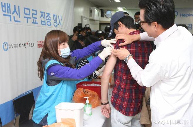 서울시 공공병원 의료봉사단체 나눔진료봉사단 소속 의료진이 용산구지역 취약계층을 대상으로 독감 예방 주사를 놓고 있다.