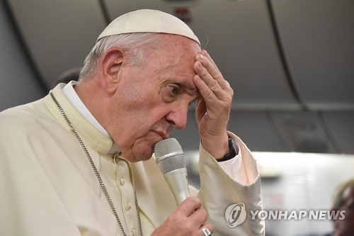 칠레와 페루 순방을 마친 프란치스코 교황이 21일 페루 리마에서 이탈리아로 돌아오는 비행기 안에서 기자회견을 하고 있다. [EPA=연합뉴스]