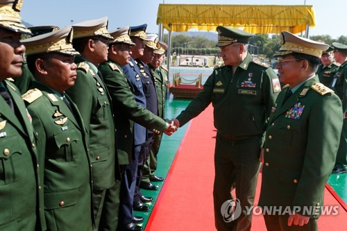 20일 미얀마를 방문한 세르게이 쇼이구 러시아 국방장관(오른쪽 2번째)[타스=연합뉴스]