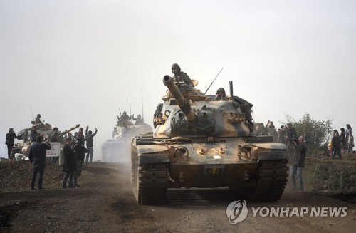 22일 시리아 북서부 쿠르드 지역 아프린에 진입한 터키군 탱크 [AP=연합뉴스]