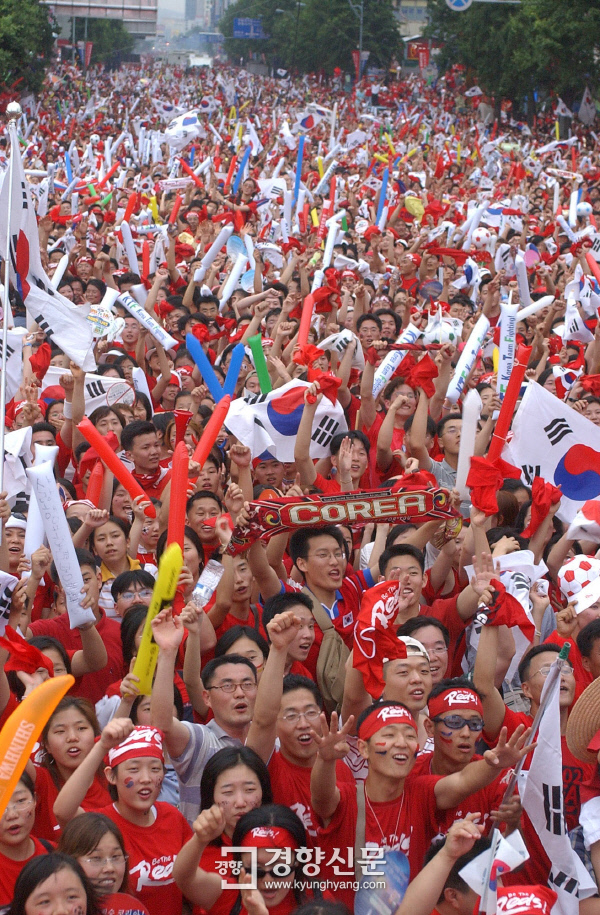 2002년 6월 22일 8강전 한국 대 스페인의 경기를 응원하기 위해 광주 금남로에 모인 붉은 악마들. 경향신문 자료사진