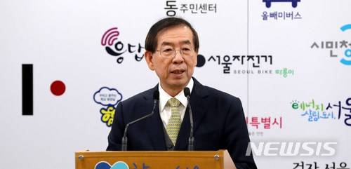 【서울=뉴시스】고범준 기자 = 박원순 서울시장이 24일 오전 서울 중구 서울시청 브리핑룸에서 열린 tbs 교통방송 프리랜서 정규직화 발표 기자 설명회에서 모두발언을 하고 있다. 2018.01.24. bjko@newsis.com